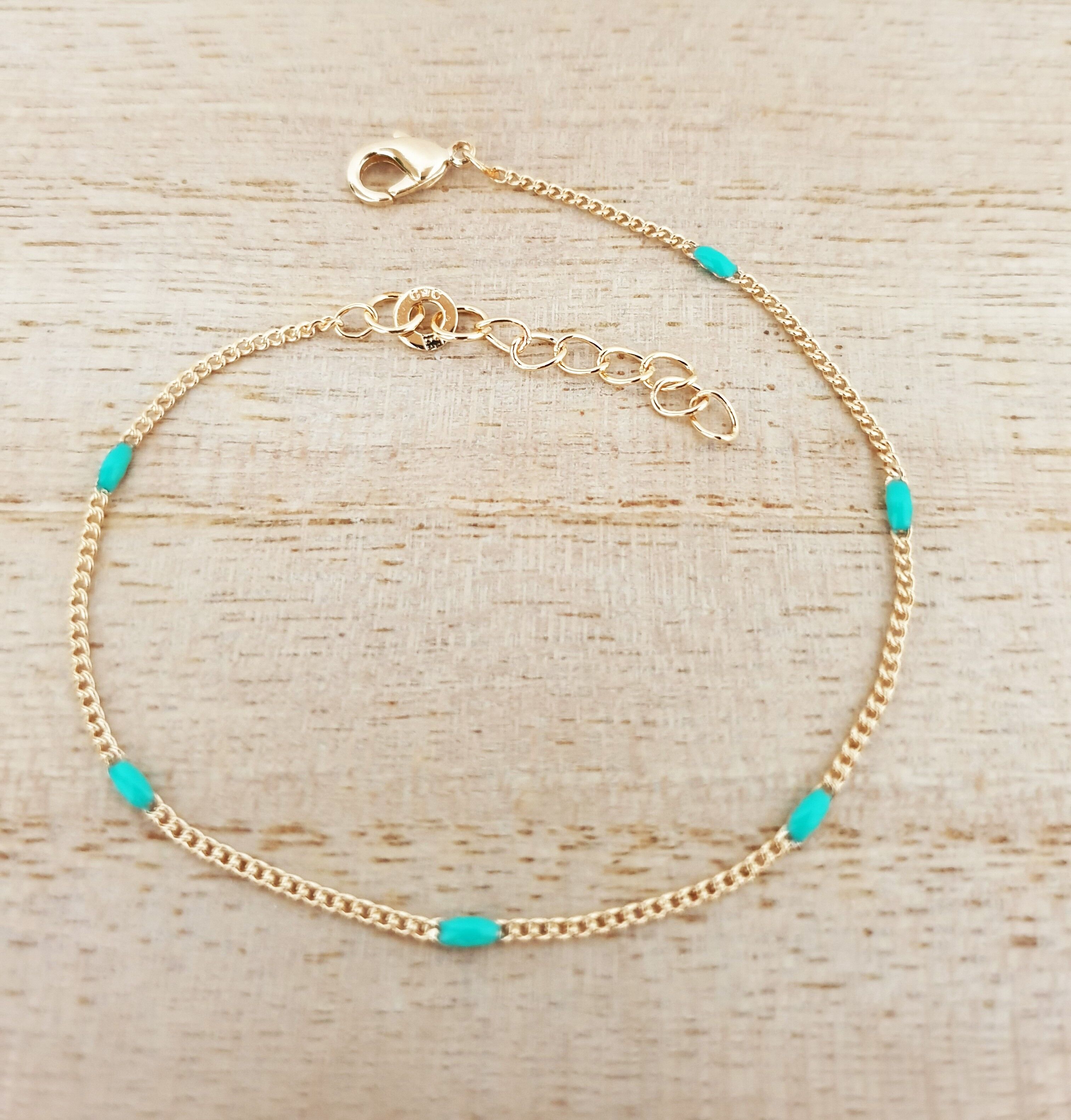 Bracciale placcato oro con piccole pietre ovali di turchese