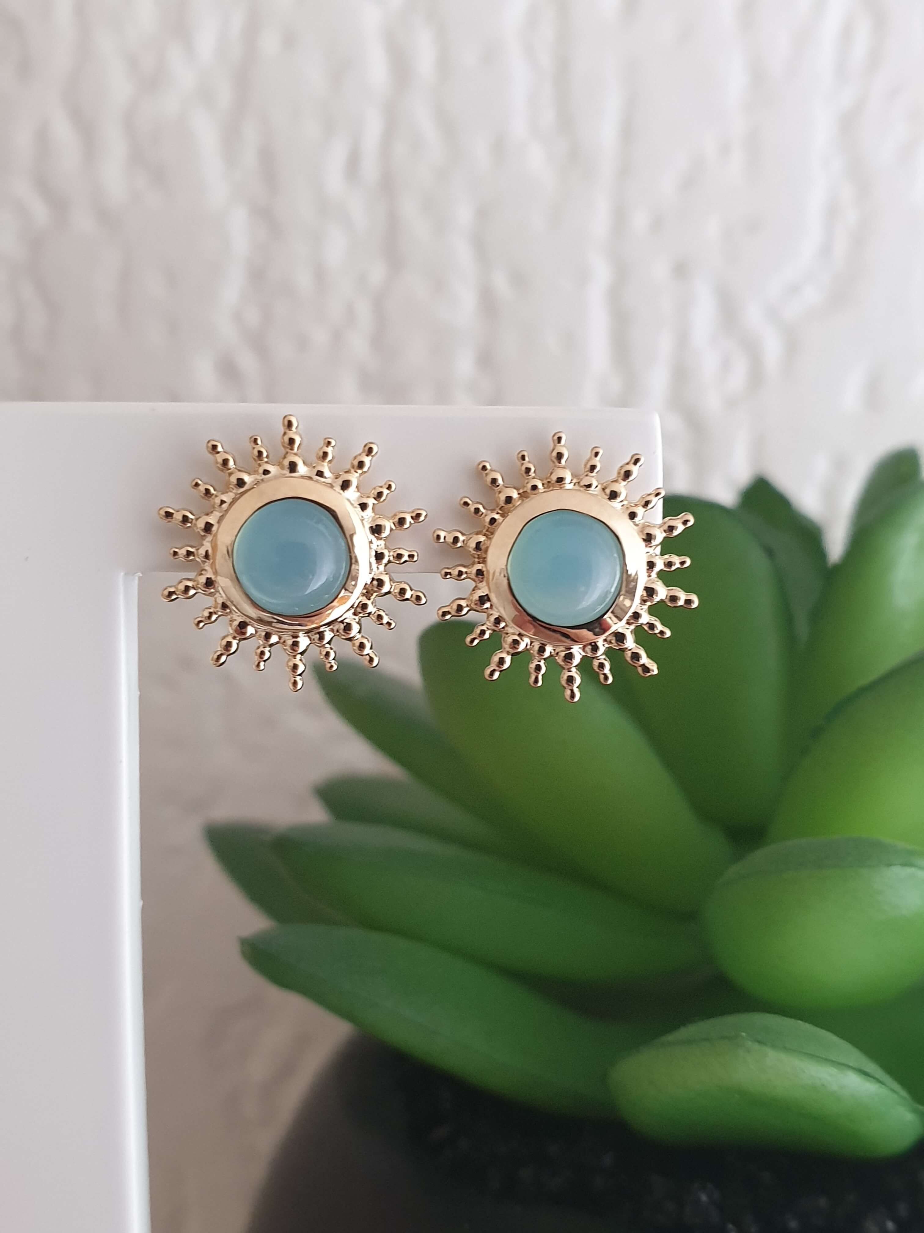 Boucles d'oreilles "soleil" en plaqué or avec en son centre une agate bleue, avec poussettes