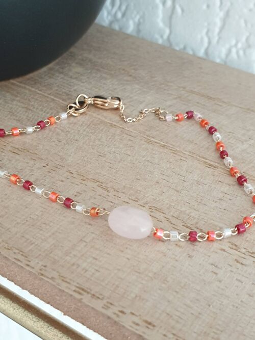 Bracelet en plaqué or avec une pierre ovale en quartz et le reste en perles de Miyuki