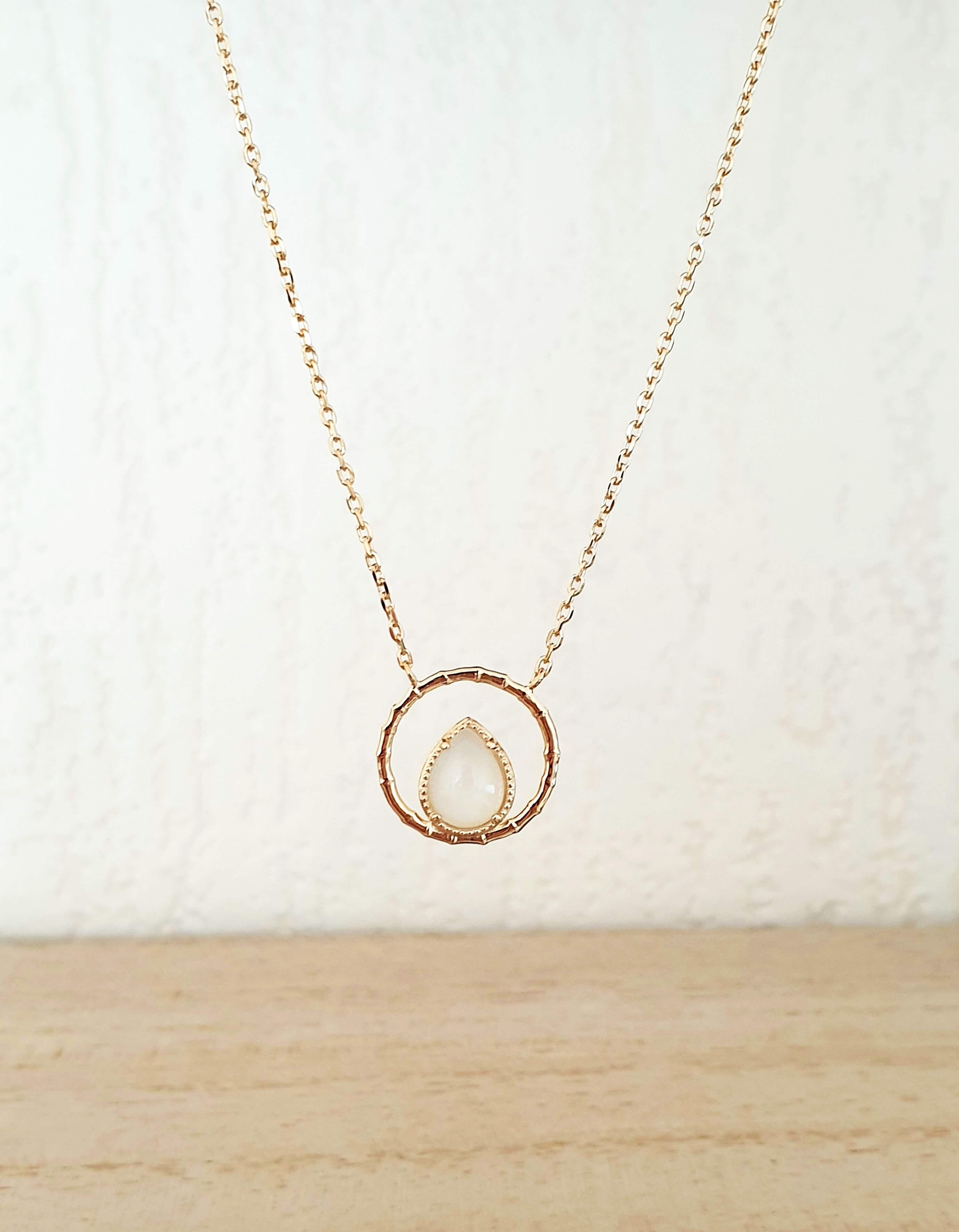 Collana placcata oro con pietra di luna a forma di goccia