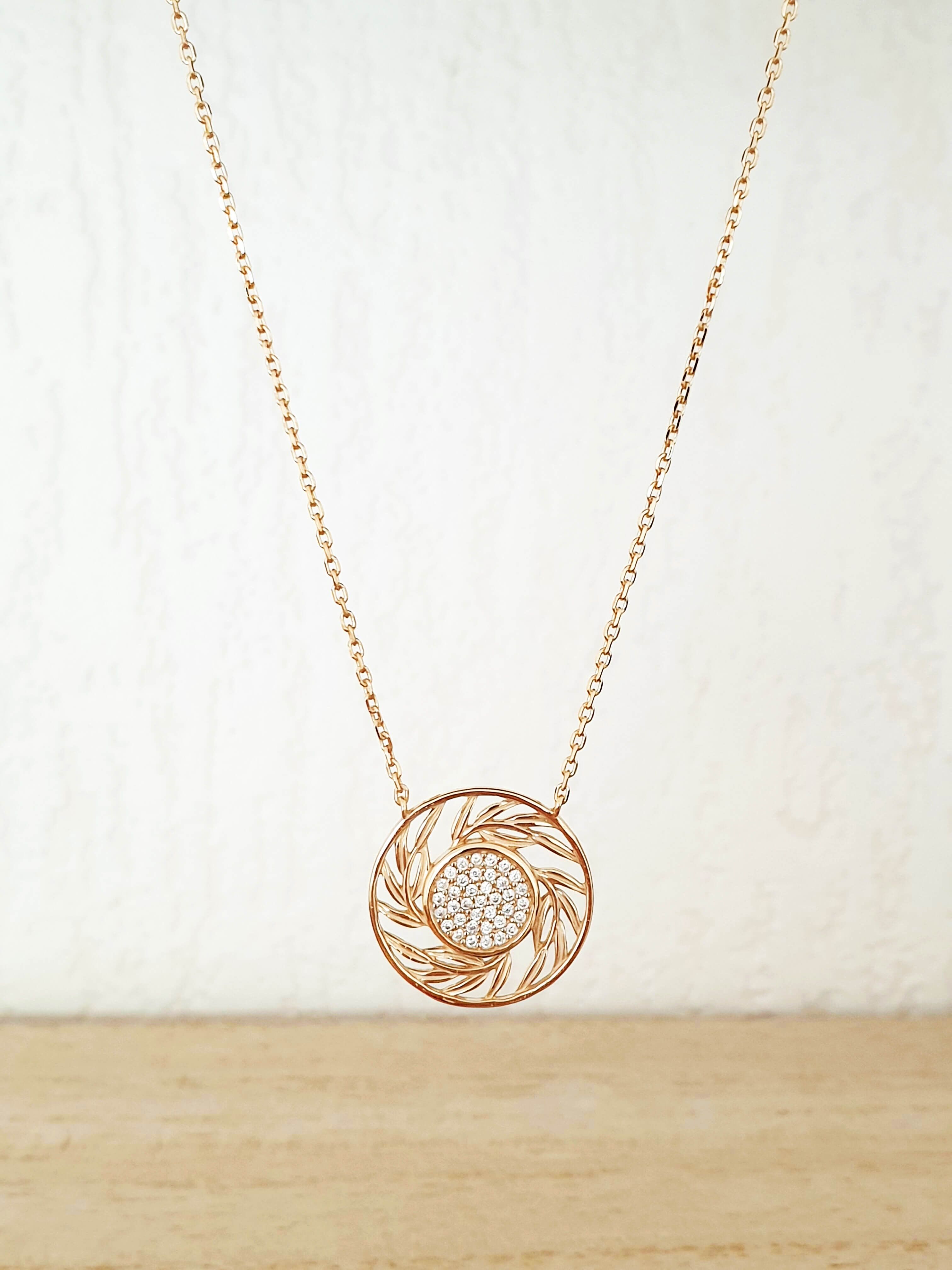 Collana placcata oro con al centro una pastiglia incastonata di ossidi di zirconio