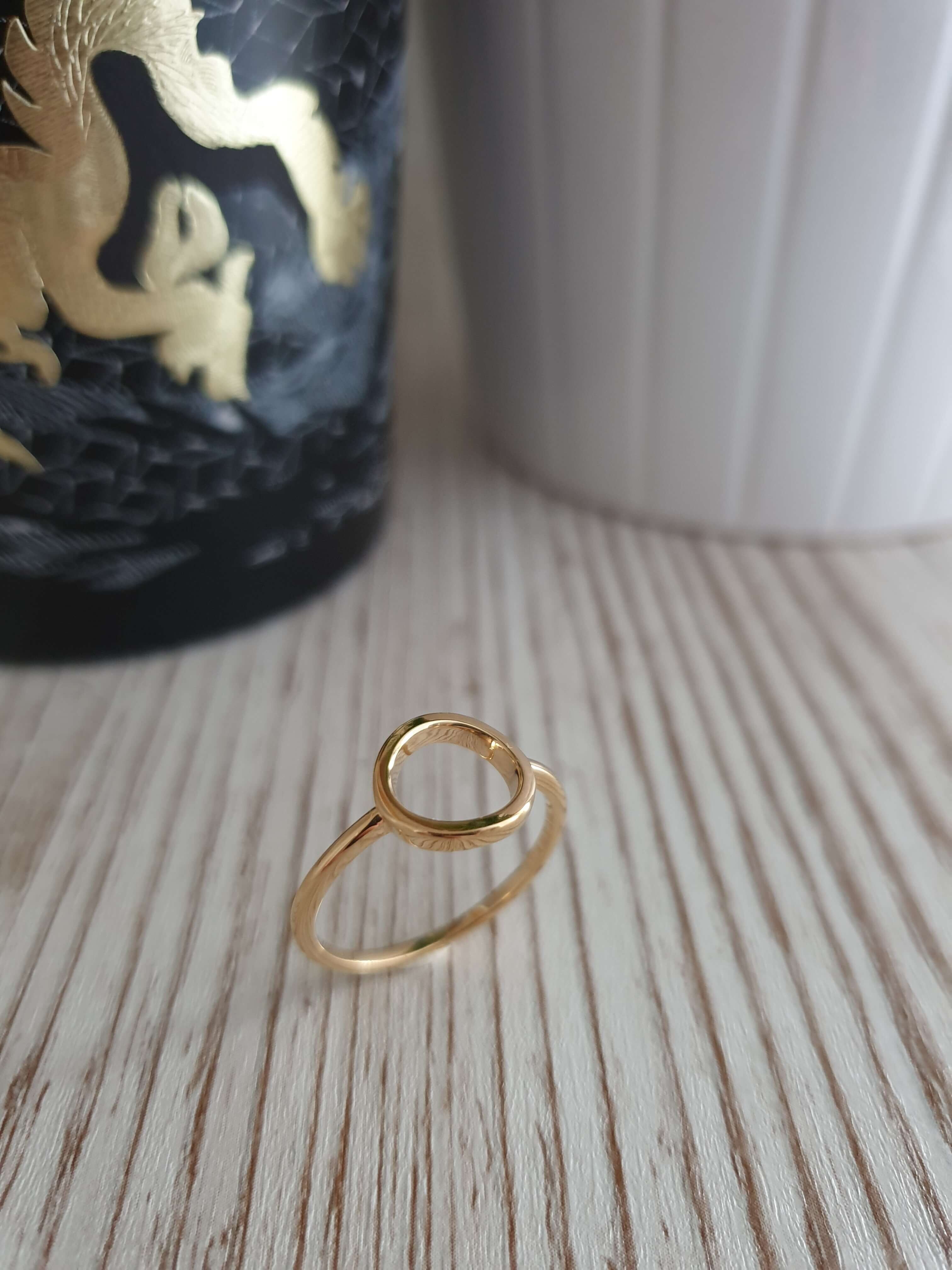 Anello con foro tondo in placcato oro