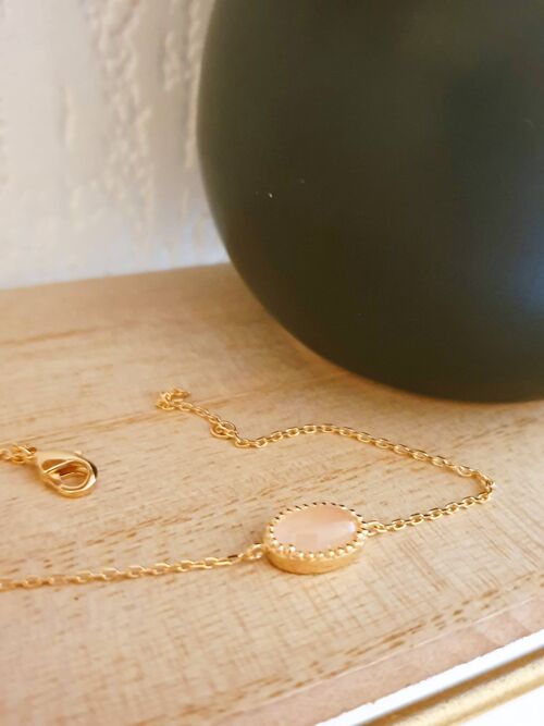 Bracelet en plaqué or avec un ovale en quartz rose