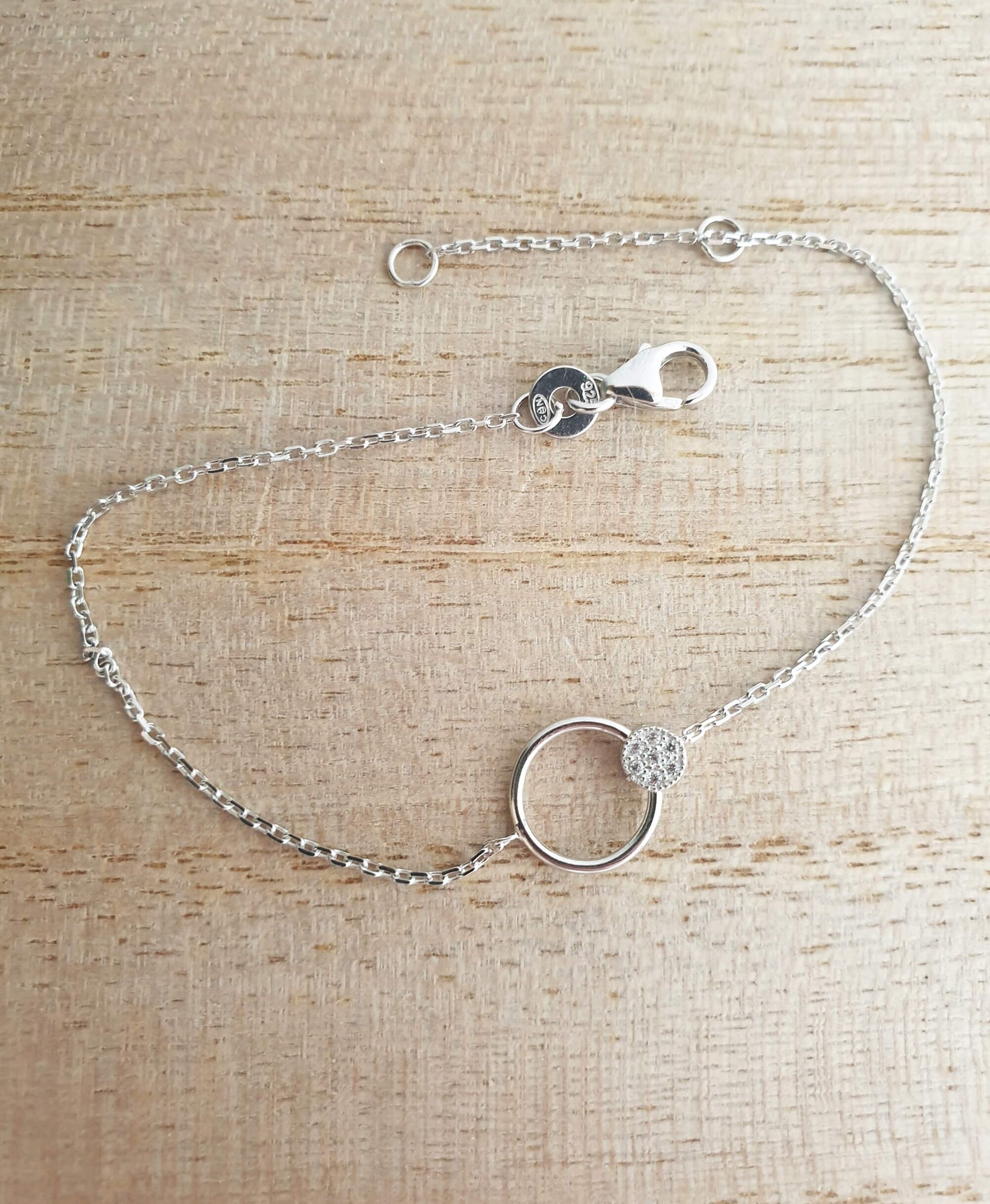 Bracciale in argento 925/1000 rodiato con anello scorrevole su pastiglia incastonata di ossidi di zirconio