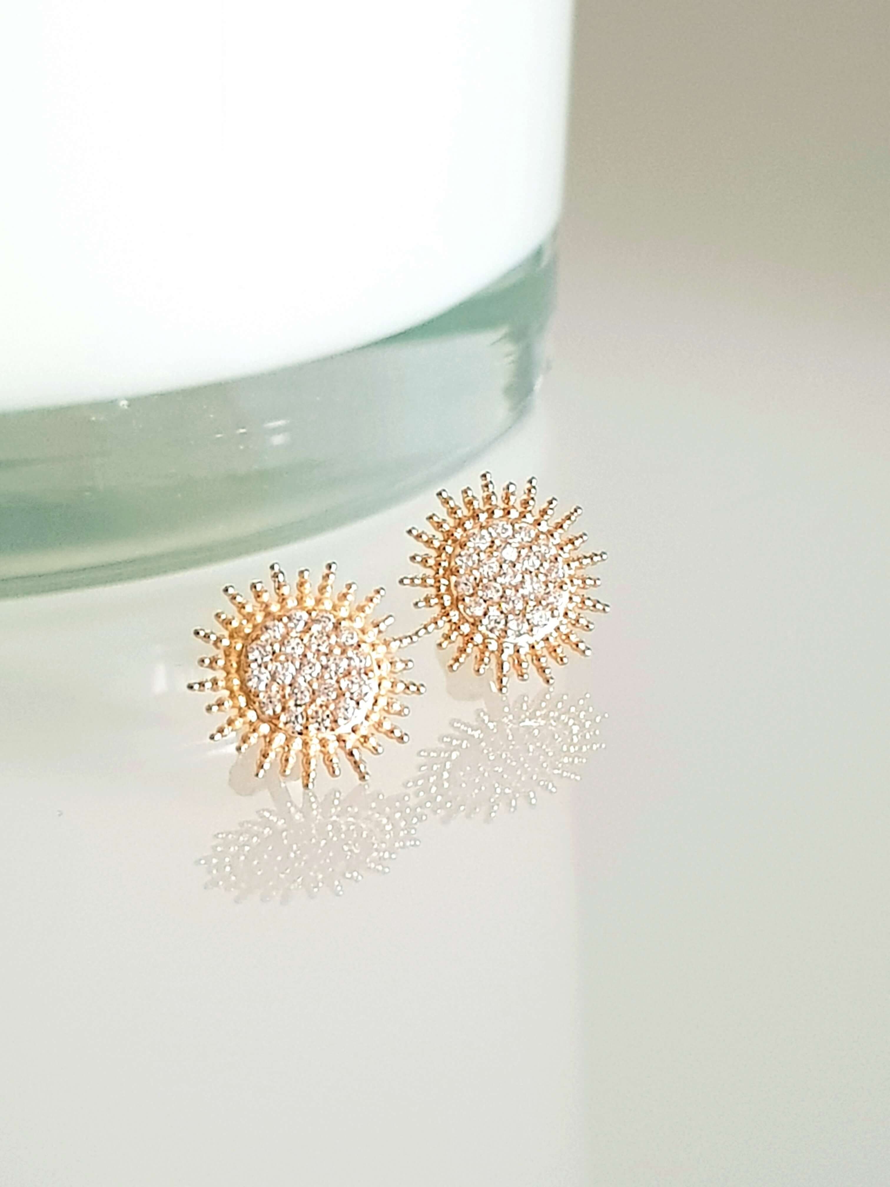 Orecchini "Sole" in oro placcato e ossidi di zirconio, con borchie