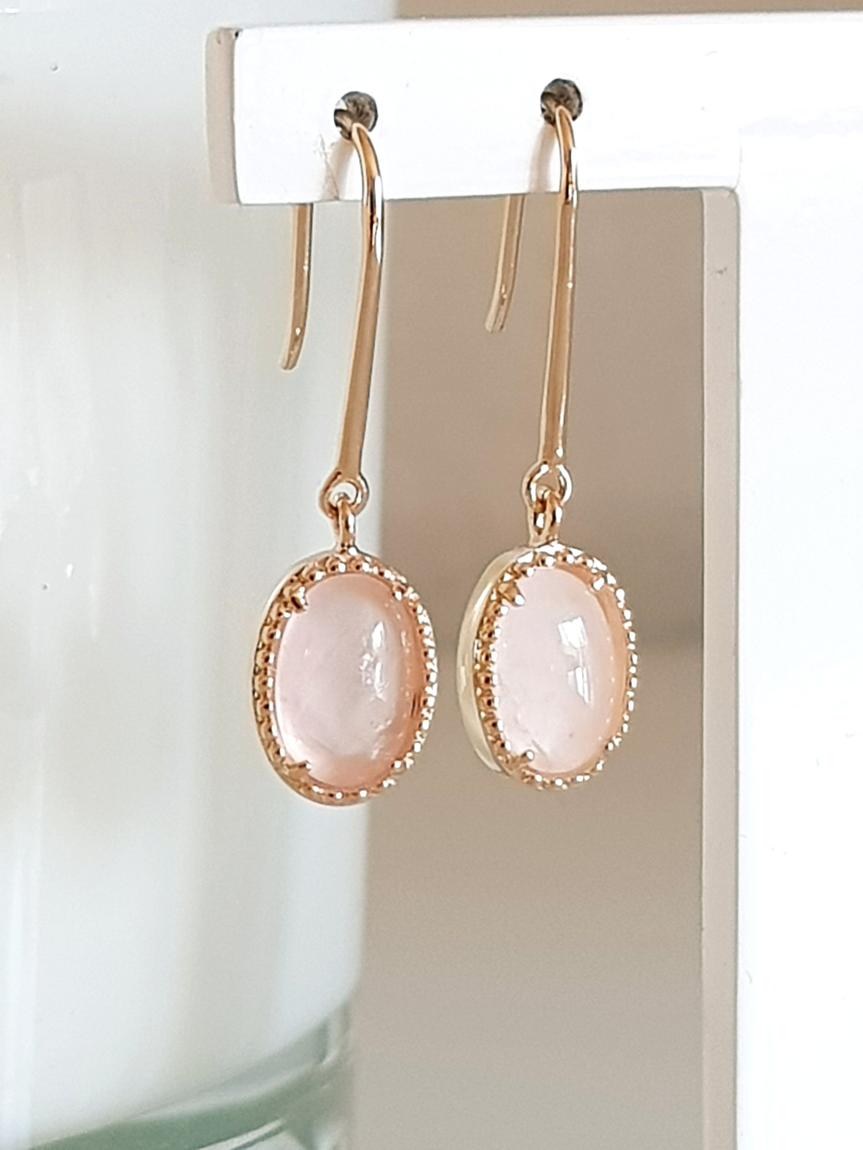 Orecchini ovali in placcato oro e quarzo rosa, con ganci