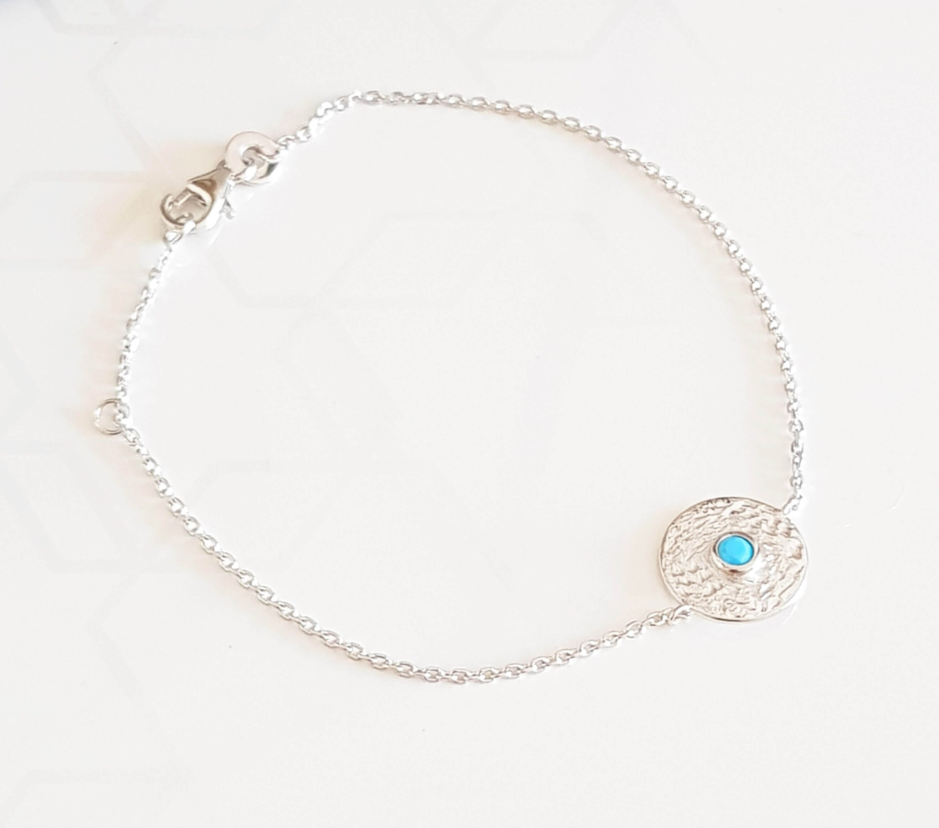 Bracciale in argento 925/1000 rodiato con cerchio sormontato da una pietra sintetica blu turchese