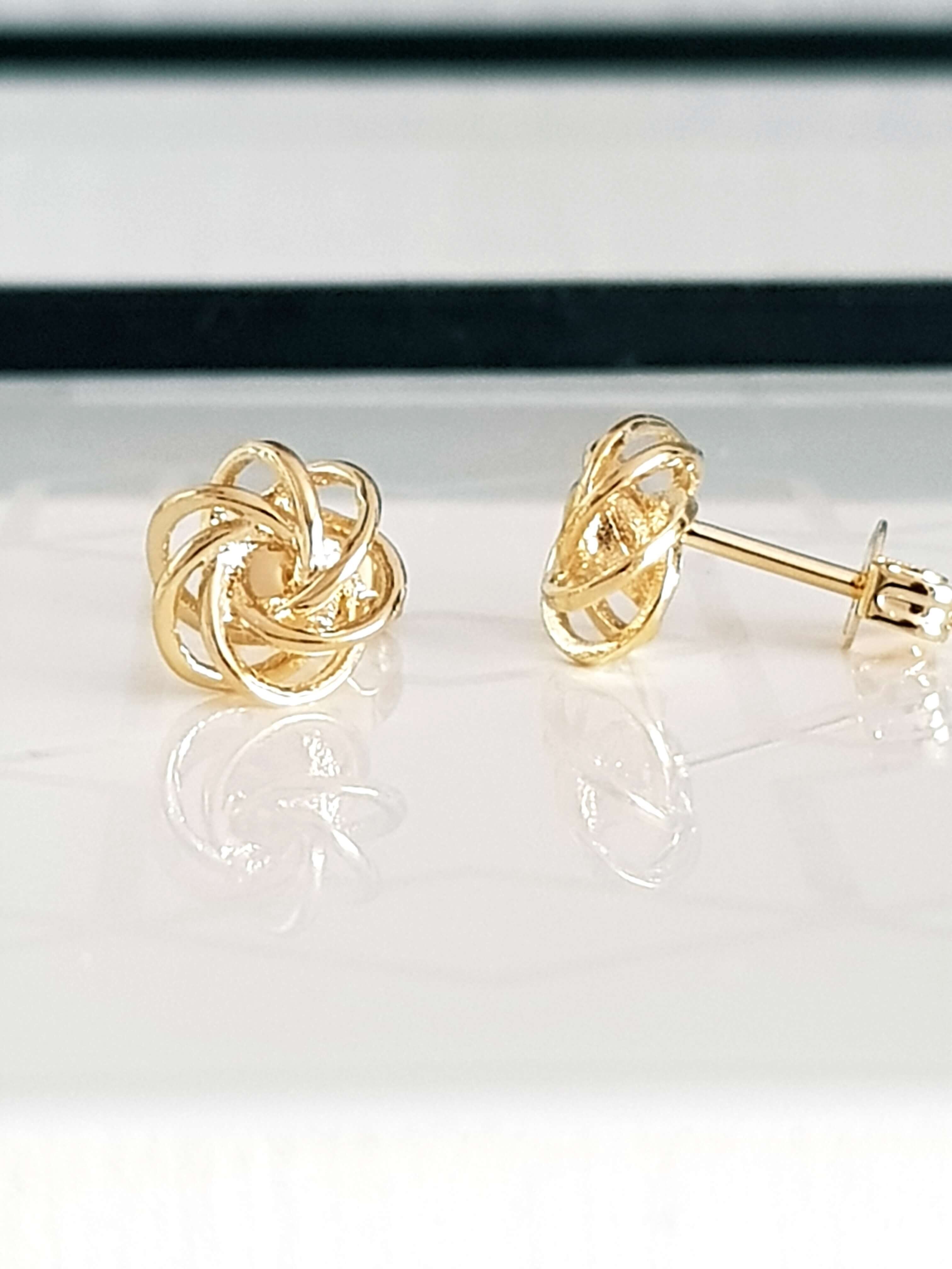 Orecchini in fili intrecciati placcati oro, con borchie