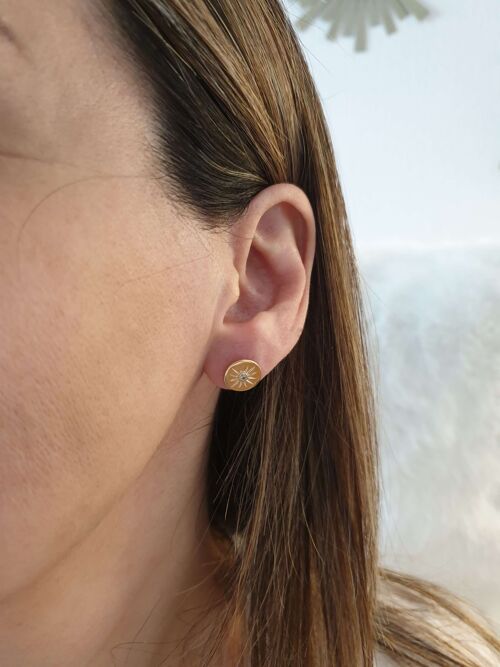 Boucles d'oreilles en plaqué or avec pastille étoilée comportant 1 oxyde de zirconium, avec poussettes