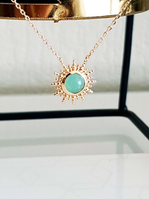 Collier "soleil" en plaqué or avec en son centre une pierre aventurine