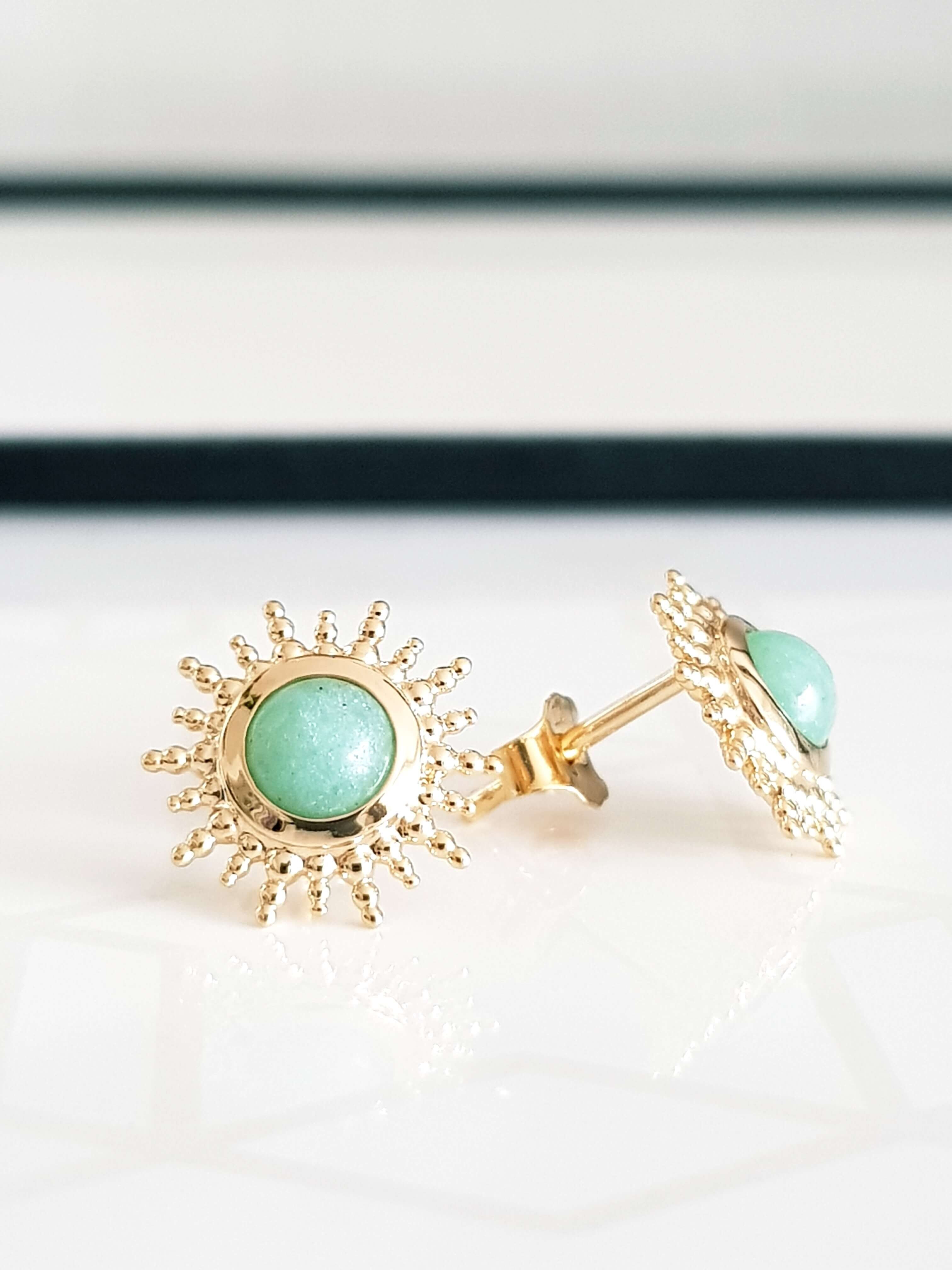 Kleine Sonnen-Ohrringe, vergoldet, verziert mit einem Aventurin-Stein, mit Druckknöpfen