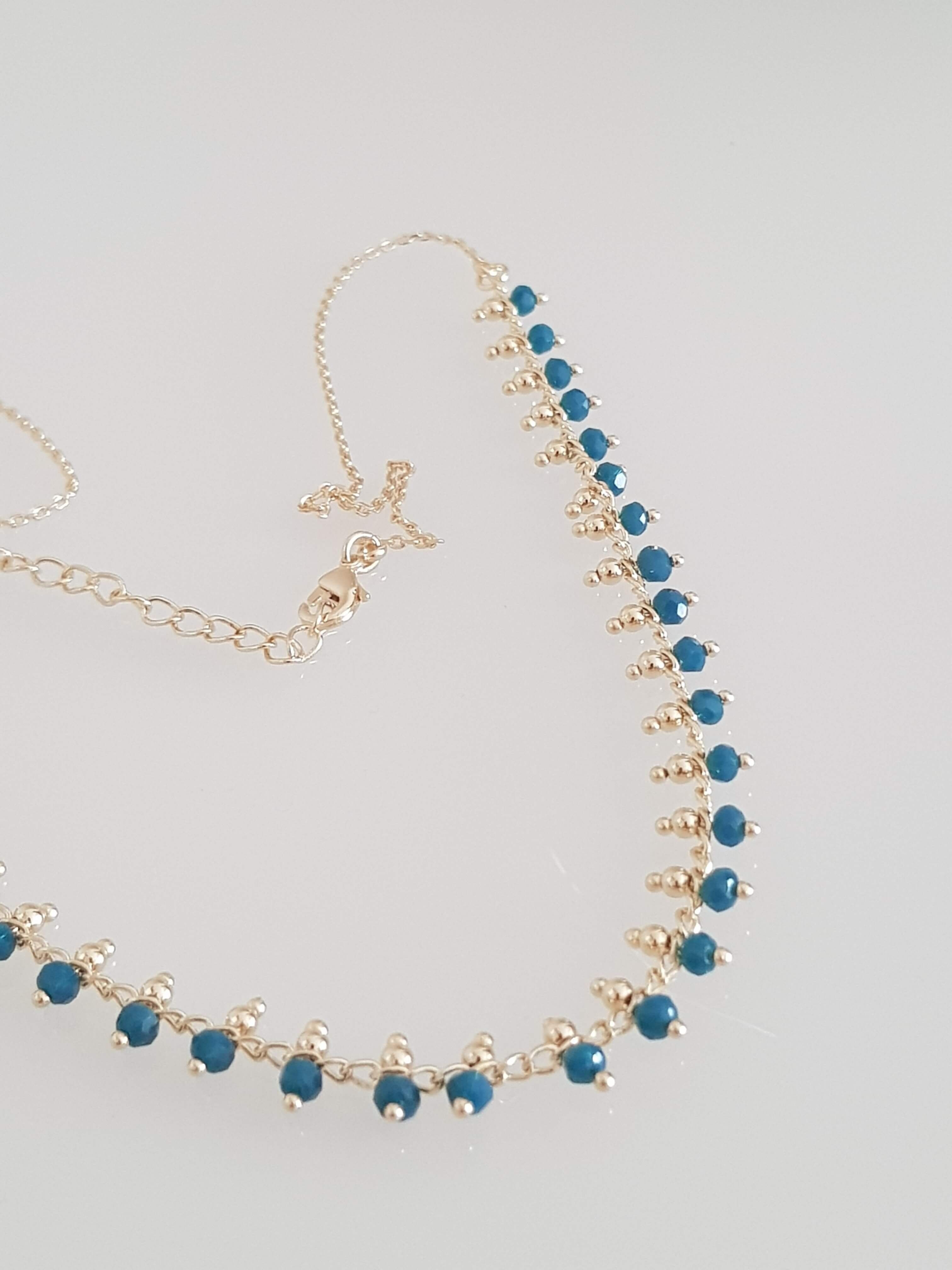 Vergoldete Quastenkette mit blaugrünen Steinen