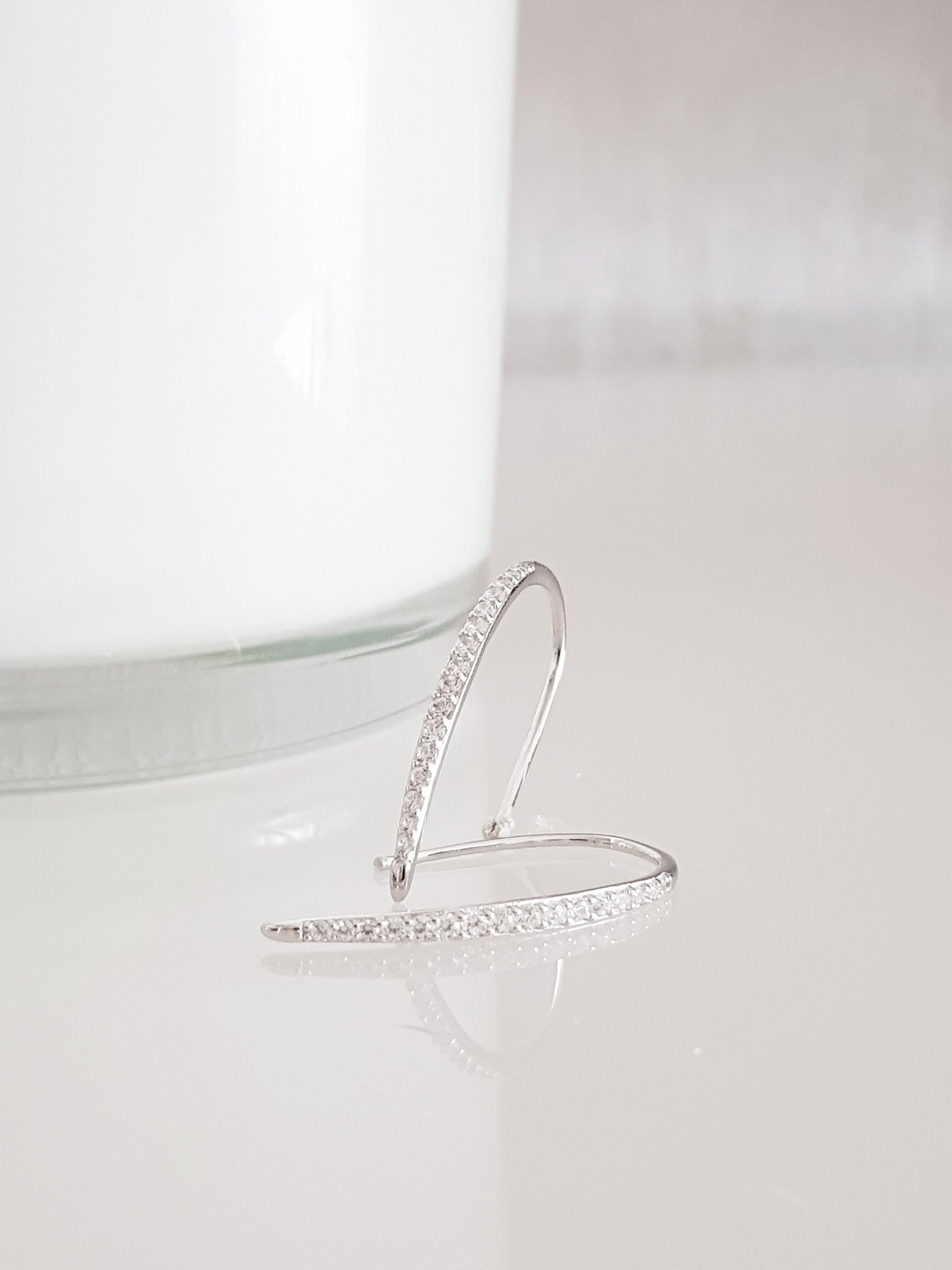 Curves in 925/1000 silver plate engastados with circumference oxides, with ganchos