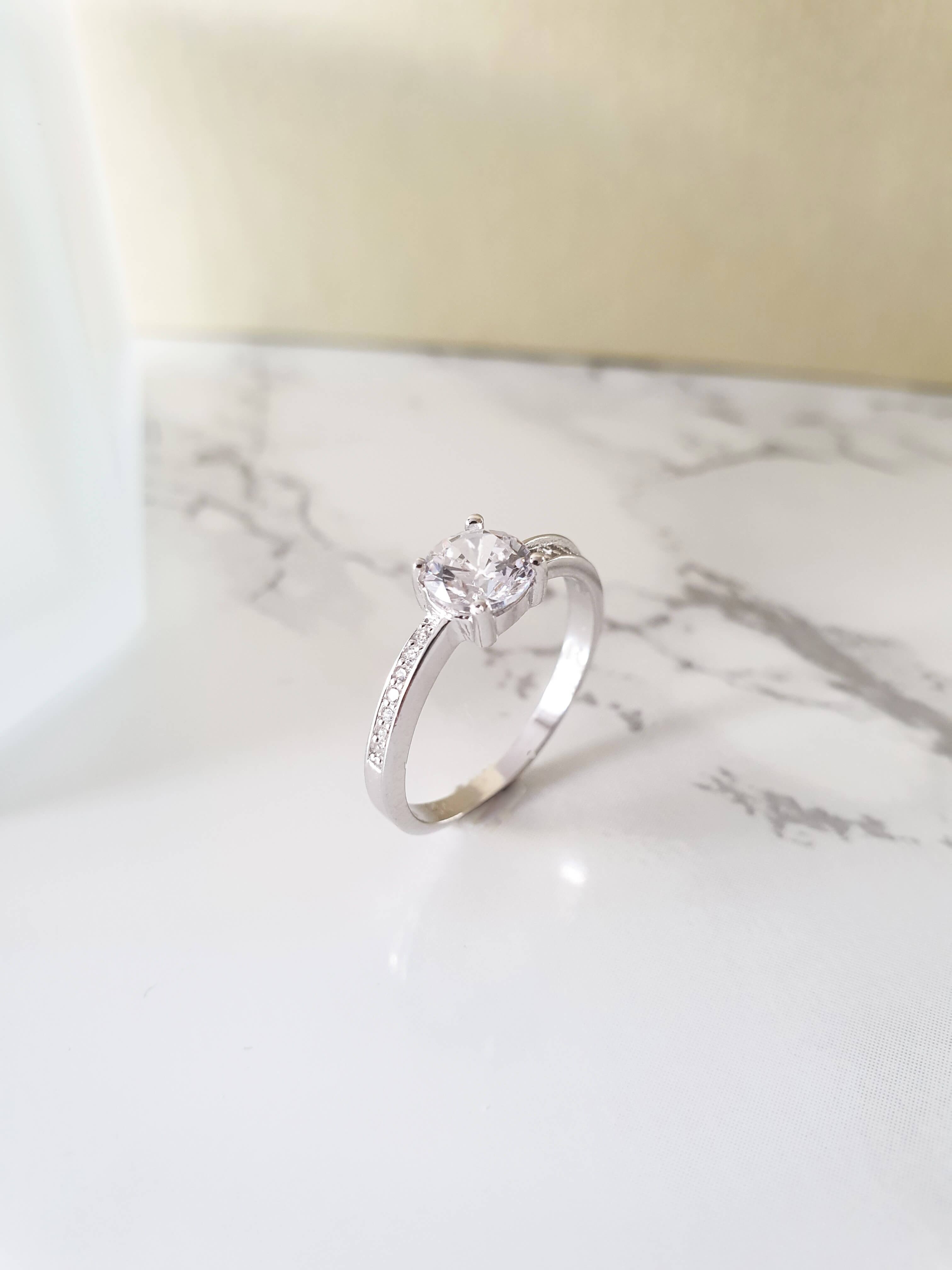 „Solitär“-Ring aus Silber rhodiniert 925/1000 und Zirkoniumoxid