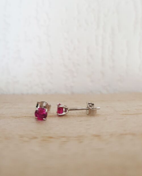 Boucles d'oreilles en argent 925/1000 rhodié et oxydes de zirconium rouge 4 griffes, avec poussettes (diamètre 4 mm)