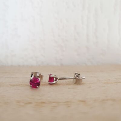 Boucles d'oreilles en argent 925/1000 rhodié et oxydes de zirconium rouge 4 griffes, avec poussettes (diamètre 4 mm)