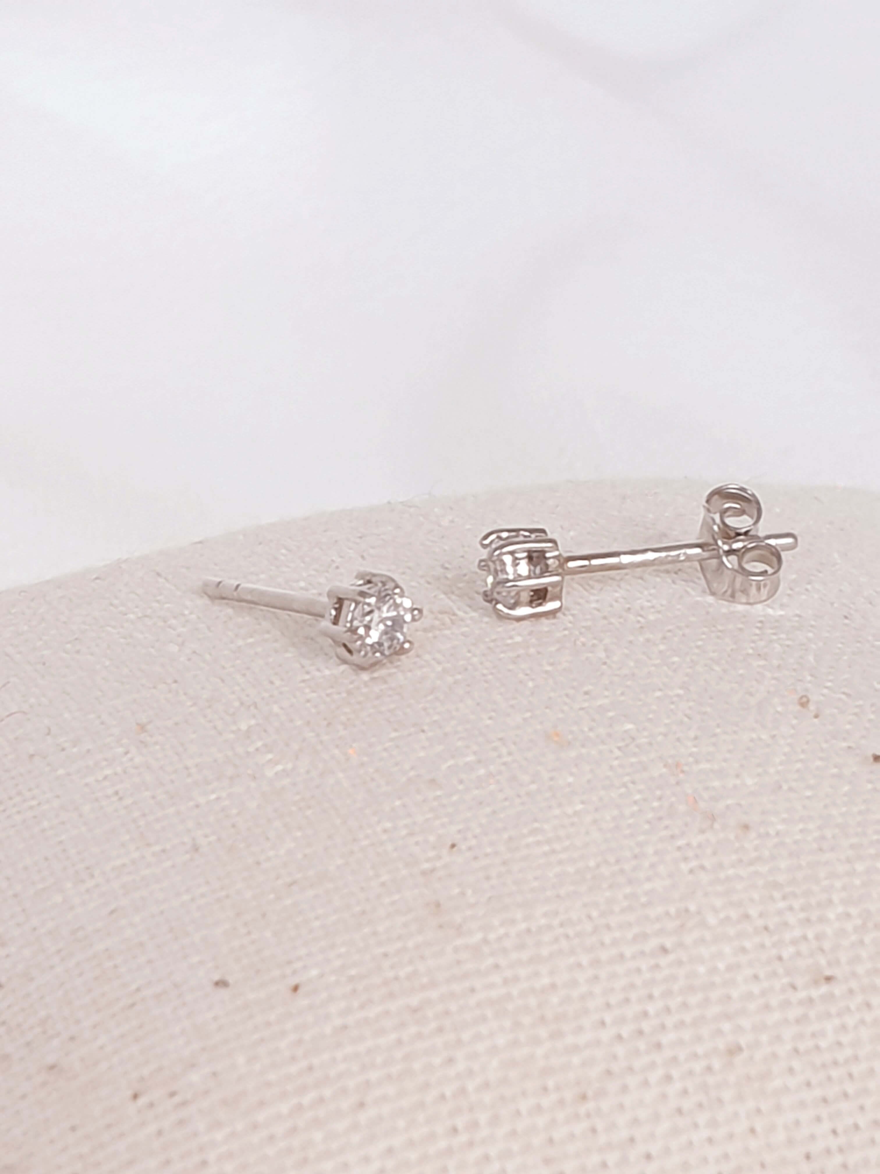 925/1000 rhodinierte Silberohrringe mit 6 Krallen und Chips