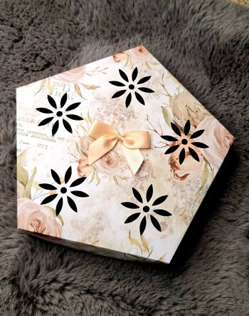 Boîte-cadeau hexagonale de 5 pots de 2 oz - Papillon floral noir et blanc 3