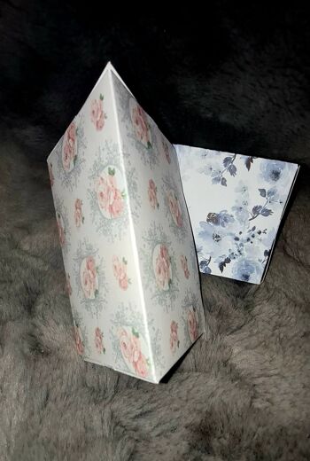 Boîte cadeau en forme de Toblerone pour 3 x 5 ou 10 barrettes Snap - Papillon floral noir et blanc 2