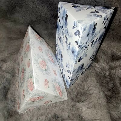 Confezione regalo a forma di Toblerone per barrette a scatto da 3 x 5 o 10 celle - Cuori floreali blu