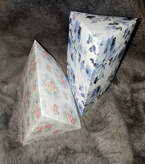 Toblerone Shaped Gift Box For 3 x 5 or 10 Cell Snap bars - Blue Floral Pop Up Flower