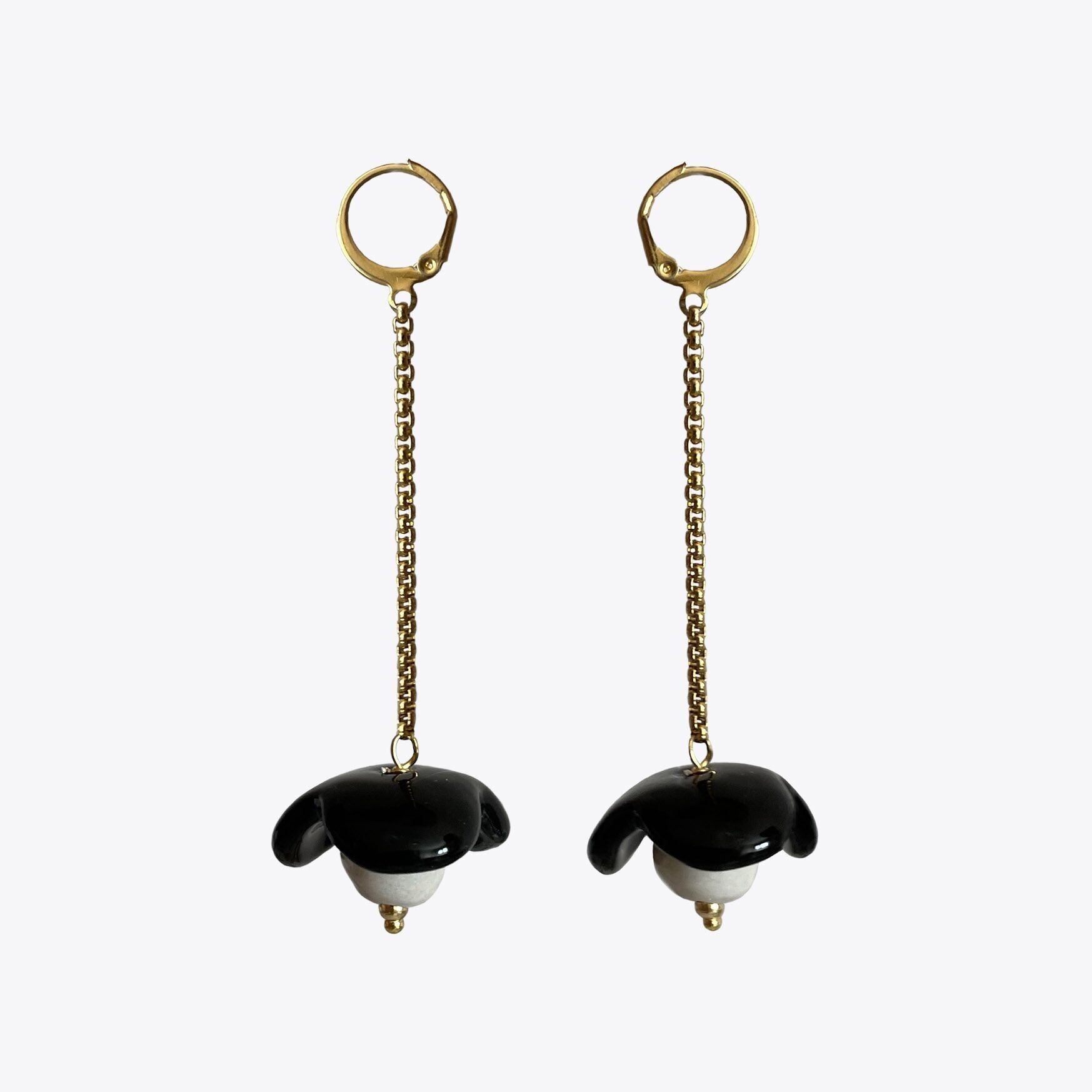 Lunghi orecchini in ceramica con fiore Julia beige chiaro e nero