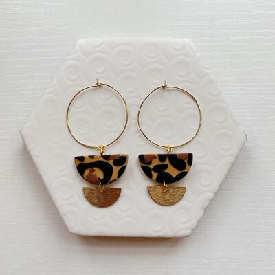 Aretes tipo argolla con dije texturizado de leopardo Lottie