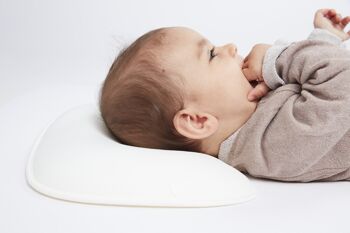 Oreiller pour bébé écologique Honigbär® contre la tête plate et la déformation de la tête (blanc) 1