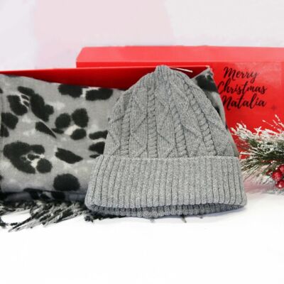 Graue Leoparden-Mütze, Schal-Set – in roter Geschenkbox mit Weihnachtsband