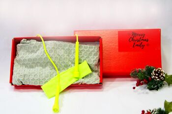 Ensemble-cadeau de leggings Scrunchbum gris, corde à sauter fluo et bandeau fluo dans une boîte-cadeau rose avec ruban