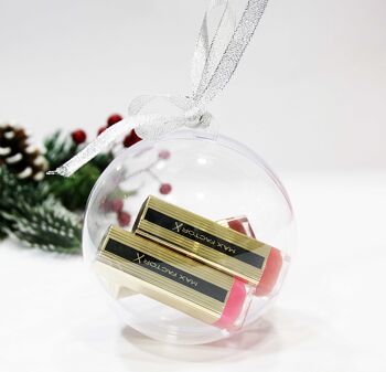 Trio de rouges à lèvres Maxfactor dans une boîte cadeau boule avec ruban de Noël