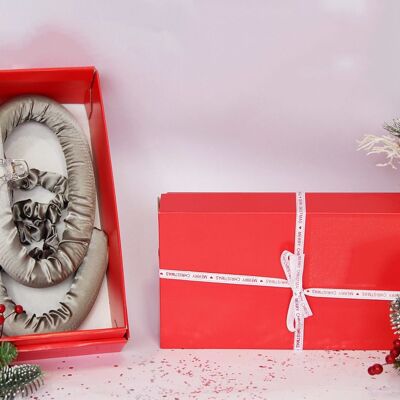 Rulos grises sin calor en caja de regalo roja con cinta navideña