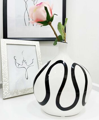 Vase blanc avec vase noir à motif abstrait