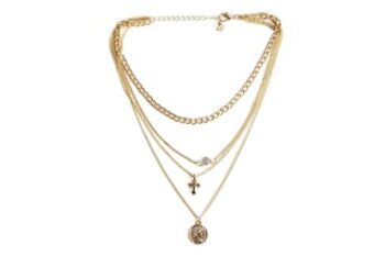 Collier multicouche en or avec breloques pièce et croix