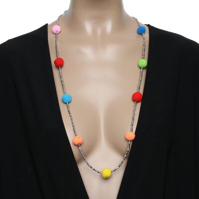 Collar de pompones y cuentas