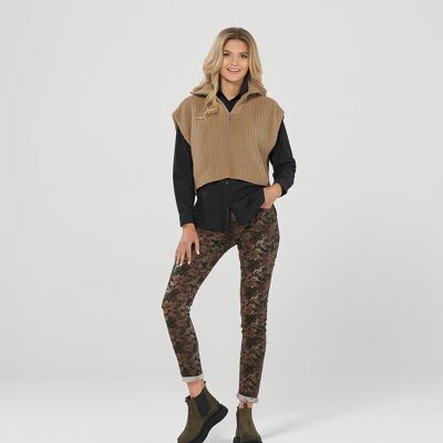 Slim fit trousers with a rose print in warm earth tones
