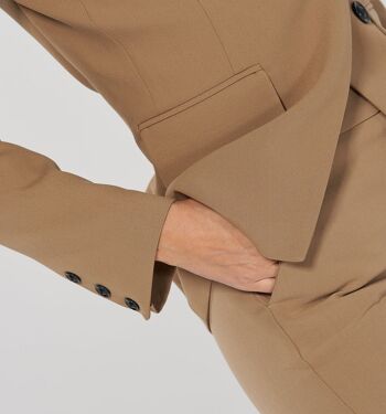 Pantalon classique beige avec plis et longueur cheville 4