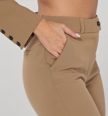 Pantalon classique beige avec plis et longueur cheville 5