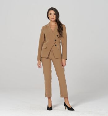 Blazer sur mesure avec une coupe asymétrique en beige 1