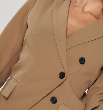 Blazer sur mesure avec une coupe asymétrique en beige 3