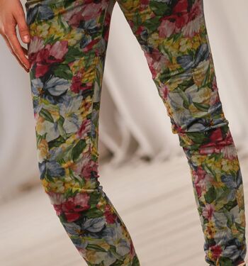Pantalon coupe slim avec motif floral coloré 5