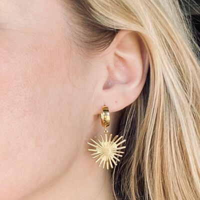 Aretes Huggie con forma de corazón y rayos de sol dorados