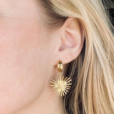 Goldene Huggie-Ohrringe mit Sunburst-Herz