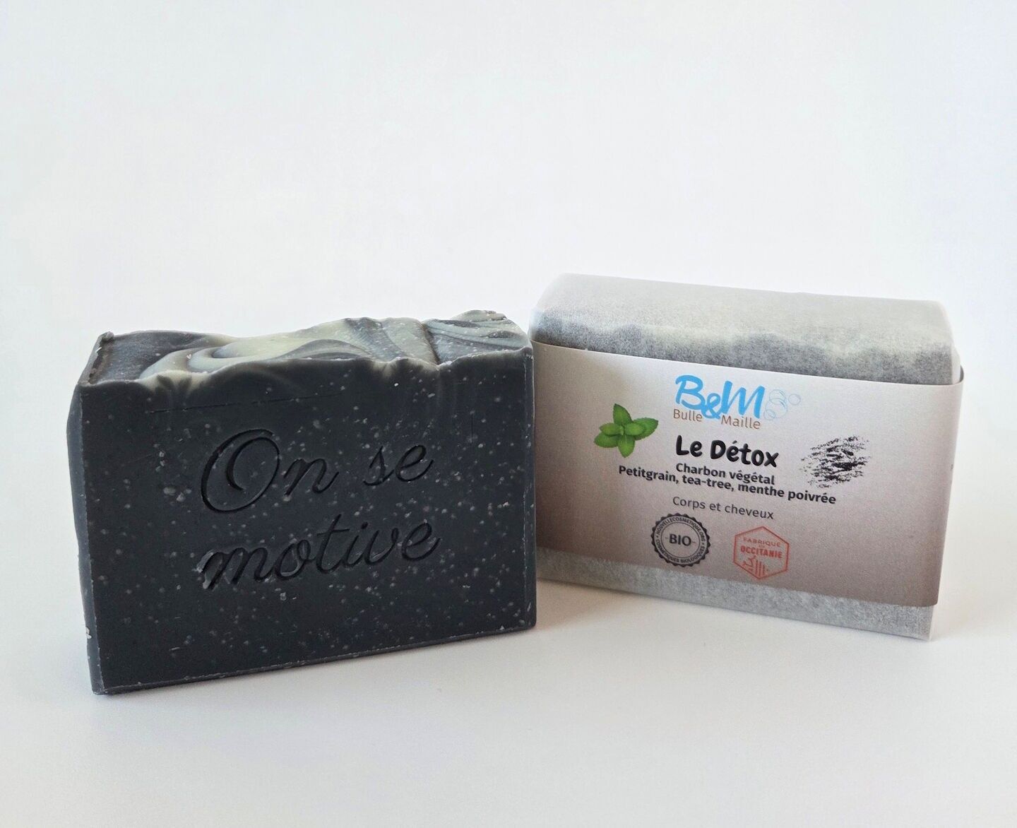 Jabón orgánico de carbón vegetal con petitgrain, menta y aceite de árbol de té, 100 g