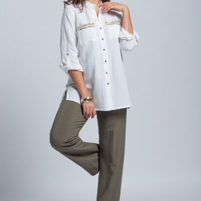 Camisa de lino con mangas y bolsillos con aplicación