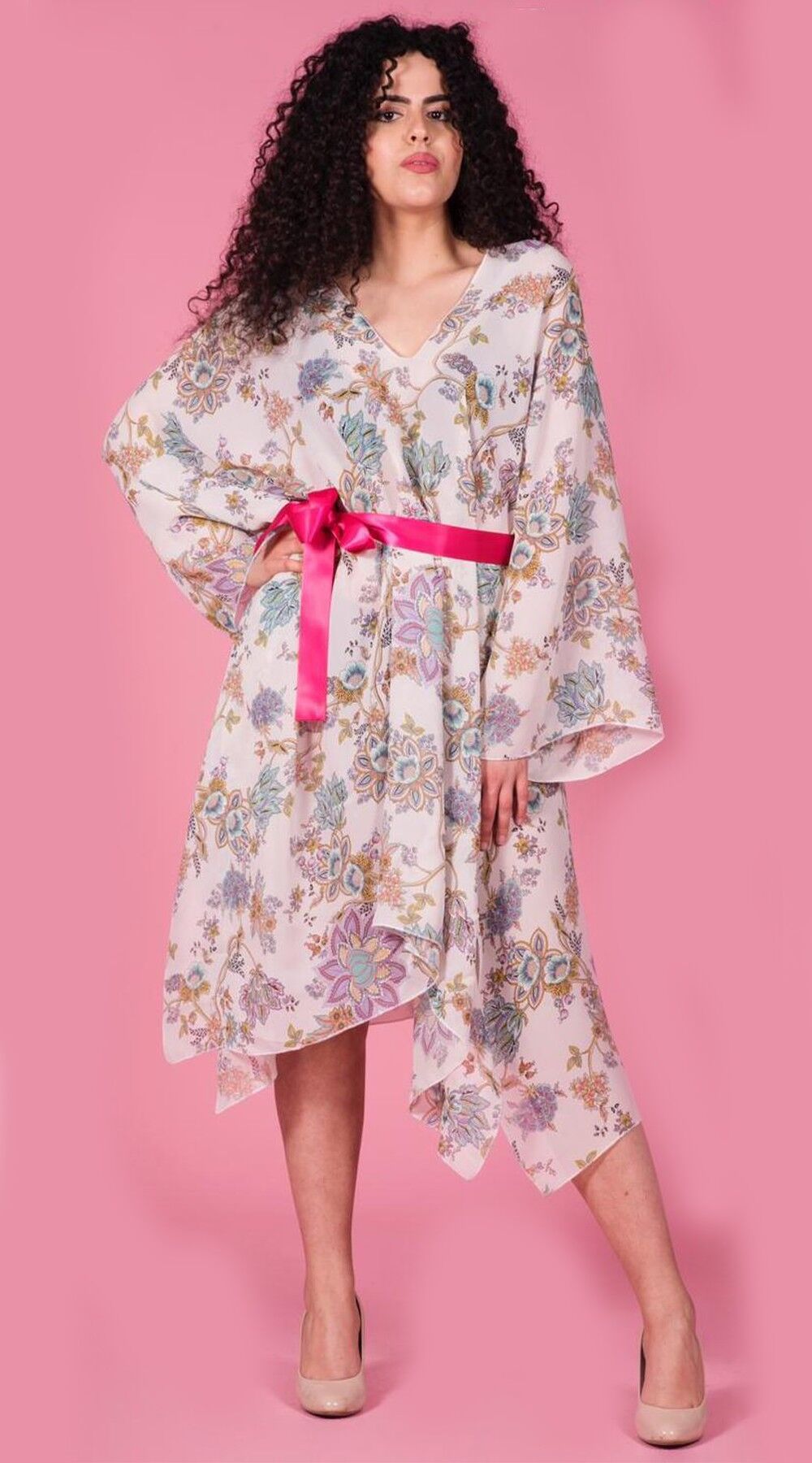 Kaftan im Viskosemuster mit Satinschärpe