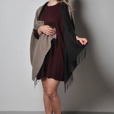 Two-tone cape w / fringes - Mud / Black