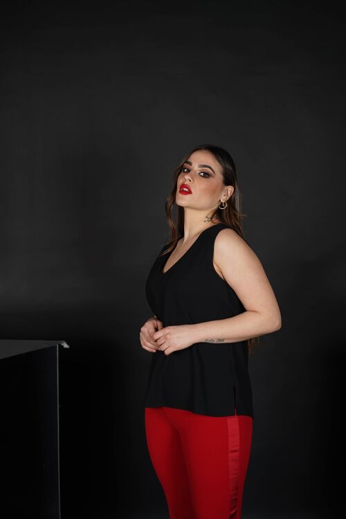 Top in cadì con spalla larga