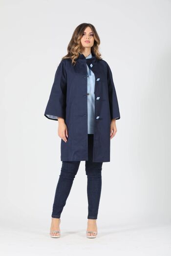 Trench-coat en coton avec boutons contrastés et intérieur rayé