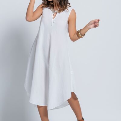 Weißes Kleid mit ausgestelltem Armausschnitt aus Leinen